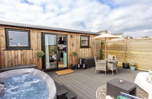 Saundersfoot Ski Chalet | Willows Rest - 1 Bed Shepherds Hut - Pentlepoir