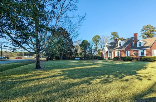 Wilson County House | Wilson Garden of Eden: Southern Getaway with Private Vineyard & Lounge