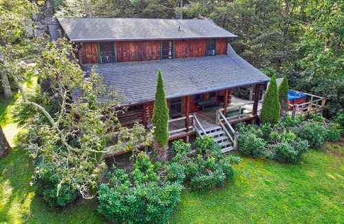 Newland Cabin | Winds Aloft -Quaint Cabin with Grandfather Mountain views, Hot Tub