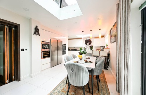 Windsor House | Windsor 5-bed House - Stroll to Castle - Sleeps 13