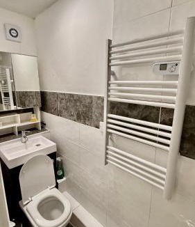 Windsor City Centre Apartment | Windsor Castle View Apartment-one bed room