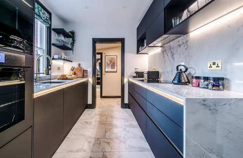 Old Windsor Villa | Windsor Lion - Four Bedroom Villa, Sleeps 9