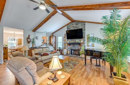 Lexington House | Wine and BBQ Trail Fun Home with Hot Tub in Lexington