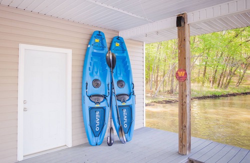 Leasburg Cottage | Wine Down in 5BR Lake Front Home at Hyco Lake