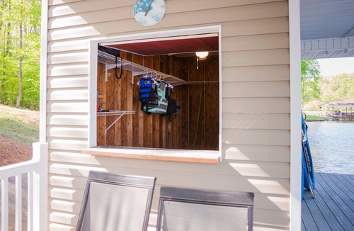 Leasburg Cottage | Wine Down in 5BR Lake Front Home at Hyco Lake