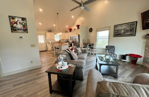 State Road Cottage | Wine Way - Two Bedroom Cottage