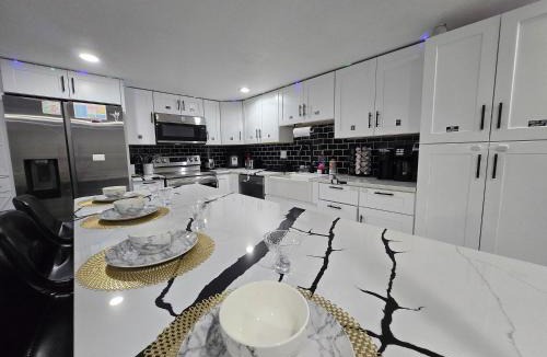 Winston - Salem Apartment | Winston Ardmore Executive King Bed Suite &hot tub