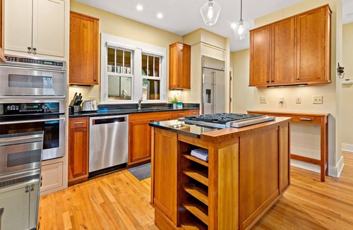 Cheshire House | Winterberry Cottage | Treetop Balcony | Village of Cheshire | 5 Min to Downtown Black Mtn!