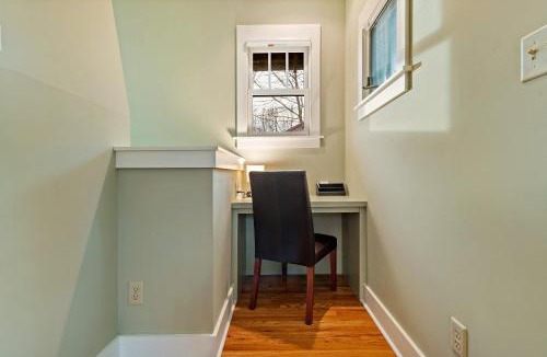 Cheshire House | Winterberry Cottage Treetop Balcony and 5 Min to Downtown Black Mtn!