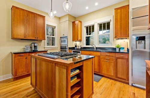 Cheshire House | Winterberry Cottage Treetop Balcony and 5 Min to Downtown Black Mtn!