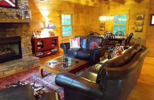 Wolf Laurel House | Wolf Laurel Bee Mountain Retreat - Pet Friendly