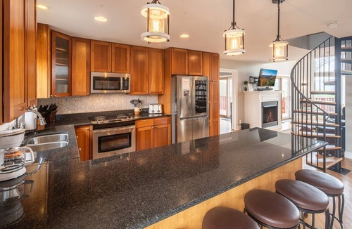 Fleetwood Ski Chalet | Wolf Ridge Chalet-Open for Bookings! Game Room, Sleeps 18, Hot Tub