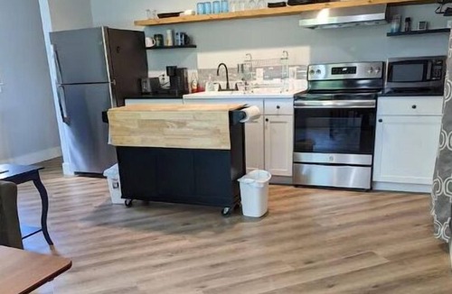 Wilmington Cottage | Wonderful Downtown Cottage - Big Backyard - Pet Friendly!