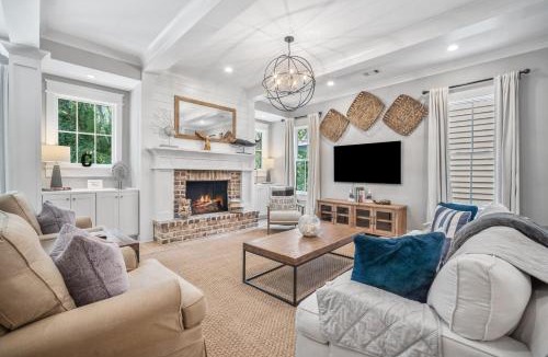 Lawton Woods House | Wonderful luxury vacation home 4 BR home w private pool Stainless steel appliances Open kitchen