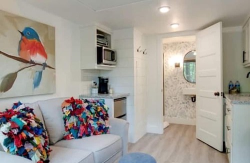 Groveoak Cabin | Wonderful Tiny House with Outdoor Living Areas in Alabama
