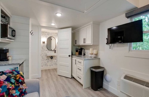 Groveoak Cabin | Wonderful Tiny House with Outdoor Living Areas in Alabama