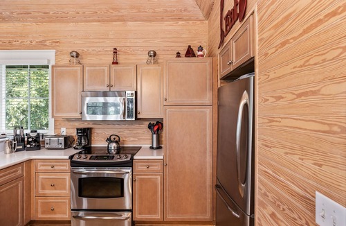 Cape Fear Station House | Wooded Sanctuary- Walk to Sunrise & Sunset Beaches. Dog Friendly. Both clubs!