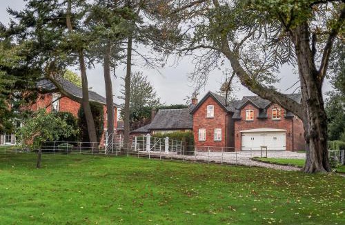 Uttoxeter House | Woodleighton Cottages