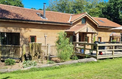 Brayford Cabin | Woodpecker Lodge, a secluded log cabin in beautiful north Devon