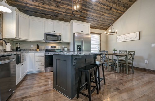 Murphy Cabin | Wraparound Balcony 🌟Private Hot Tub 🌟 Fire Pit 🌟 Spring Fever Getaway!