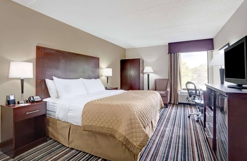 Executive Park Hotel | Wyndham Garden Charlotte Airport Southeast