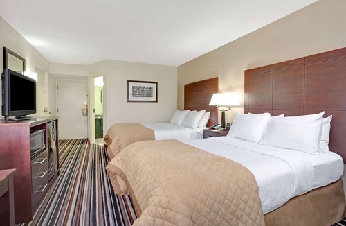 Executive Park Hotel | Wyndham Garden Charlotte Airport Southeast