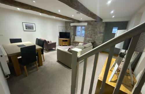 Denbigh House | Y Stabl 94a
