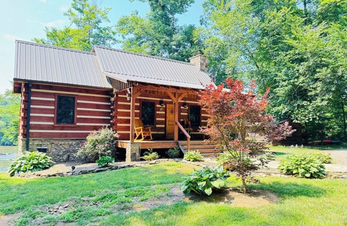 Arlington Cabin | Yadkin River Lodge-cozy stay on the bluffs overlooking the Yadkin River.