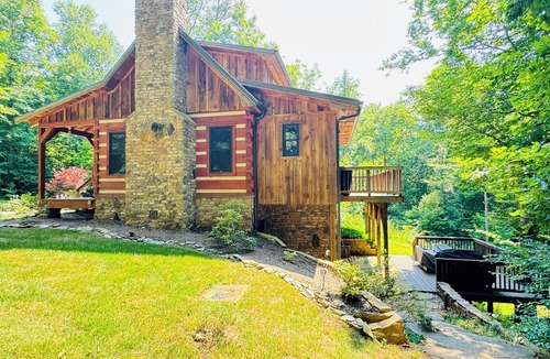 Arlington Cabin | Yadkin River Lodge-cozy stay on the bluffs overlooking the Yadkin River.