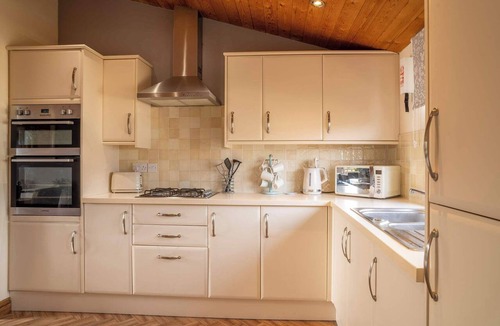 Wilberfoss Cabin | York Retreat: Private Hot Tub, Pet-Friendly Lodge
