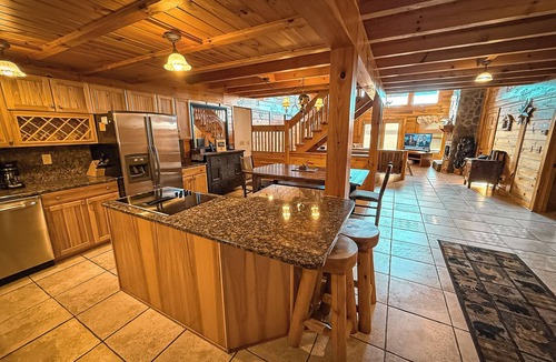 Grassy Creek Cabin | Your Cool Escape Starts Here! 5BR/4BA w/Hot Tub, Pool Table, & WiFi!