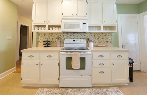 Cahal Street Group House | Your crew can rest well here. 7 beds in 5 bdrms, nice yard, A+ neighbors.