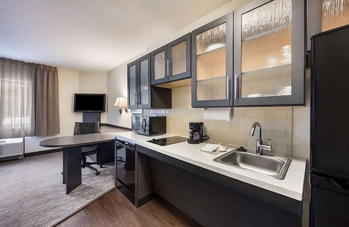Brentwood Hotel | Your Nashville Escape – 3 Rooms with Full Kitchen, Near Local Hotspots & Trails