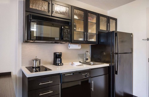 Brentwood Hotel | Your Nashville Escape – 3 Rooms with Full Kitchen, Near Local Hotspots & Trails