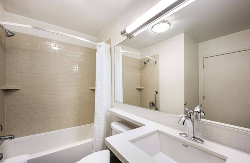 Brentwood Hotel | Your Nashville Escape – 3 Rooms with Full Kitchen, Near Local Hotspots & Trails