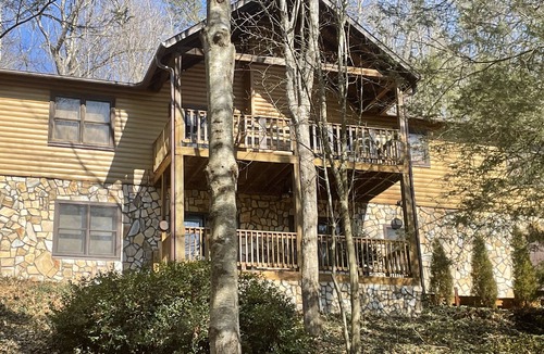 Waynesville Cabin | Your Smoky Mountain Cabin suite…In the heart of the Smokies. Dog friendly!