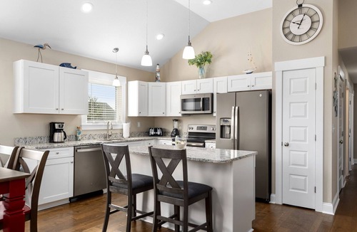 Colington House | Z's Escape: Close to the Beach, Shopping and Dining; Short Stays Anytime