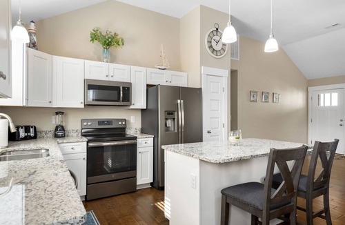Colington House | Z's Escape: Close to the Beach, Shopping and Dining; Short Stays Anytime