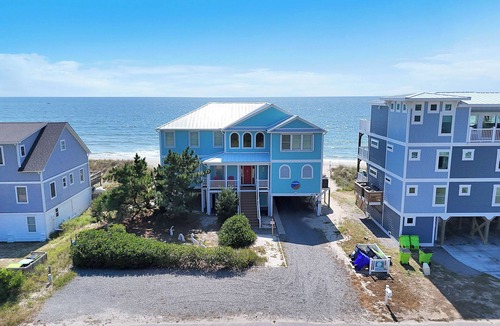 Oak Island House | Z-Scape: 5 Bed/4.5 Bath Oceanfront Home with 2 Family Rooms and Gourmet Kitchen