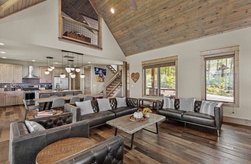 Elk Park House | Zion at Eagles Nest - 4BR, pet friendly, hot tub, wood burning fireplace!