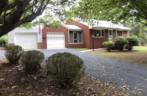 Asheboro House | Zoo House just minutes to Zoo, Pottery, walking distance to Zoo City Sportsplex