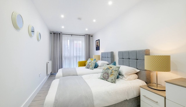 01 - Luxury 2 Bed Apt. Free Parking, West Drayton