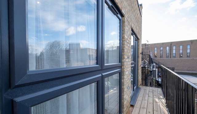 02 - Luxury 2 Bed Apt. Free Parking, West Drayton