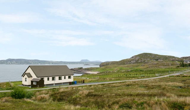 1 BAYVIEW BUNGALOW, character holiday cottage in Poolewe