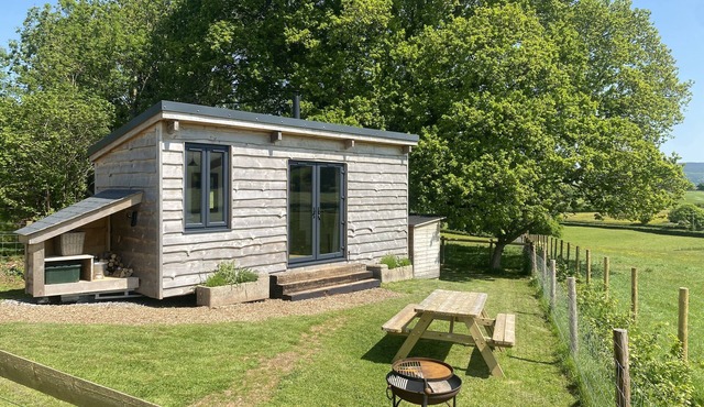 1 Bed Hut - Sleeps 4 - Pets - Parking
