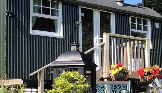 1 Bedroom Cabin Sleeps 2, Private Garden, WiFi
