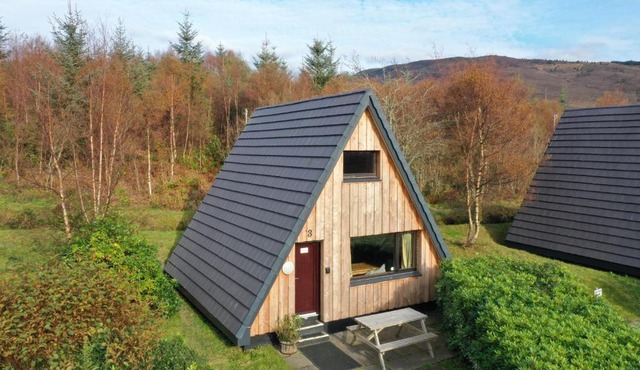 1 Bedroom Cabin with Mountain & Loch Views - Quiet Location between Glencoe & Ben Nevis