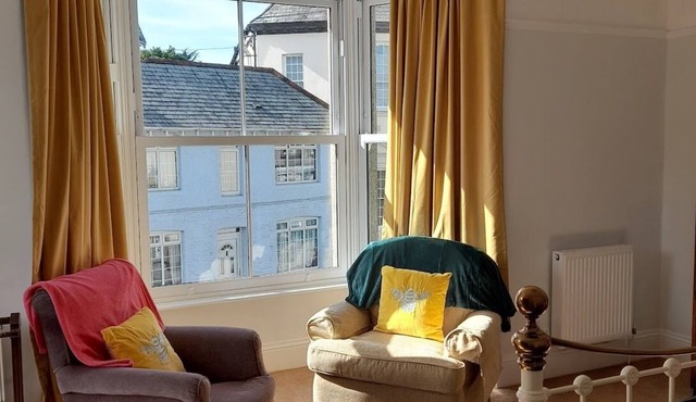 1 bedroom flat with kitchen and bathroom, private entrance & off street parking