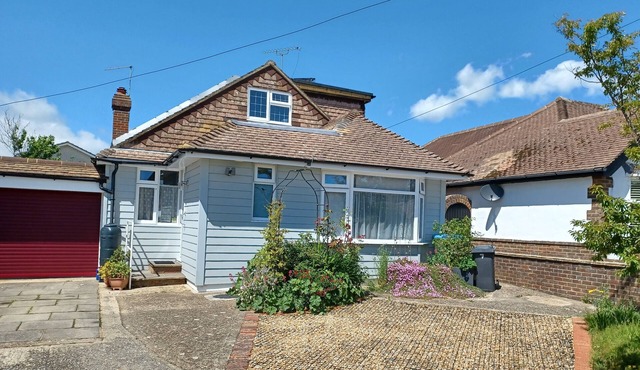 1 Bedroom Studio Flat, close to beach, own entrance and parking.