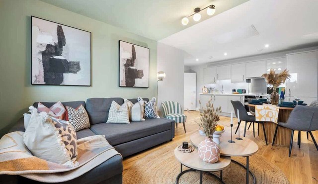 1 BR City Chic Cosy Apt, Sleeps 4, Spring Discount